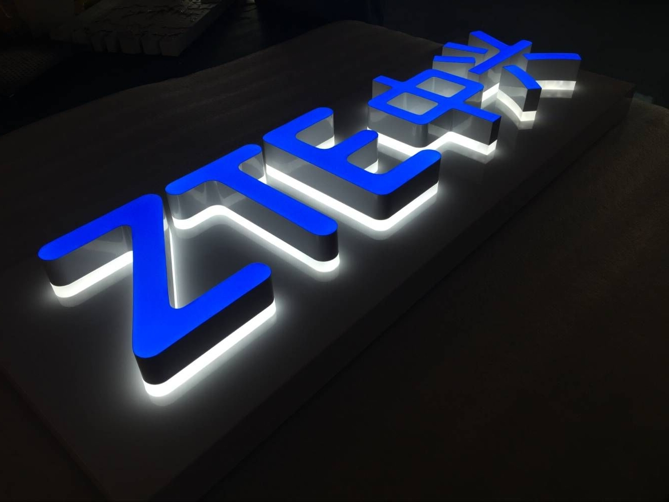 開手機(jī)專賣店怎么選發(fā)光字？