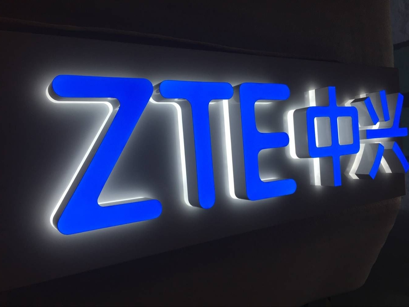 開手機(jī)專賣店怎么選發(fā)光字？